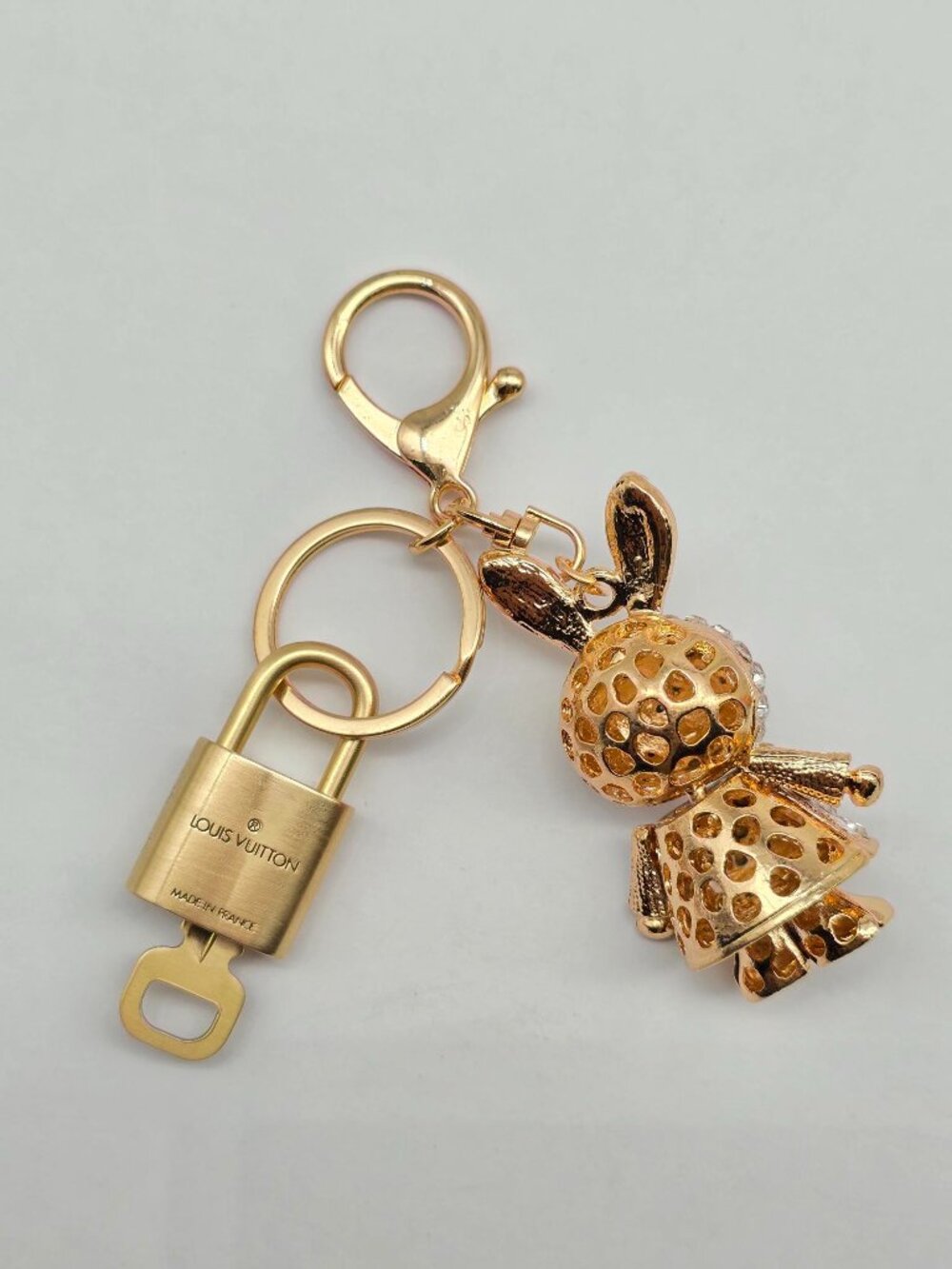 Authentic Louis Vuitton Gold Lock 🔒 Unbranded Rhinestone Bunny Rabbit Keychain - Picture 4 of 9
